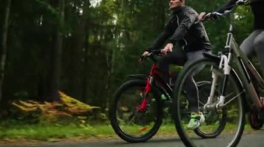 Steadicam atış dağ bisikleti çift bisiklet yolu, gün batımı yapıyor yüksek sürme.