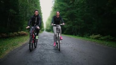 mutlu bir çift dışında bisiklet sürme, sağlıklı yaşam eğlenceli bir konsept