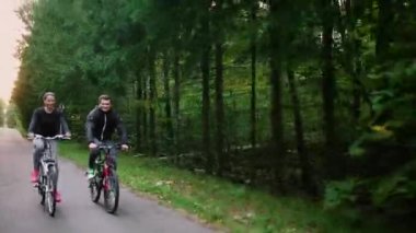 Genç çift Bisiklet park ile yaz aylarında zevk