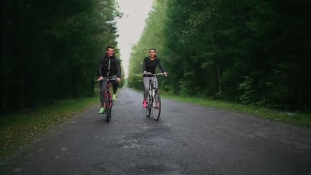 Счастливая пара езда на велосипедах снаружи, здоровый образ жизни весело концепция — стоковое видео