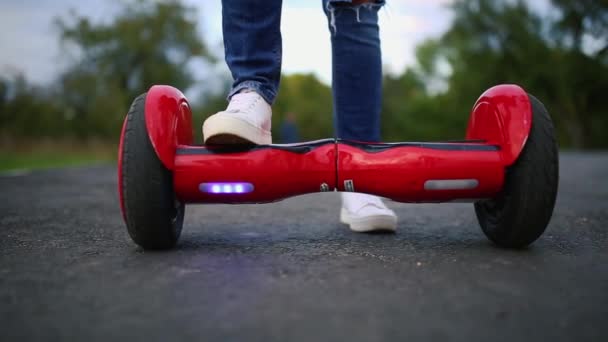 Joven montado en el Hoverboard en el parque. tecnologías de contenido. un nuevo movimiento. Primer plano de la rueda dual auto equilibrio monopatín eléctrico inteligente — Vídeos de Stock