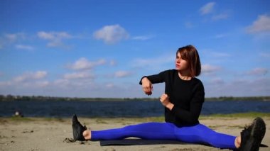 Kız banka nehrinde germe ve kas gevşeme sert bir çalışmadan sonra gerçekleştirir. Fitness ve plaja yakın dışında yoga.