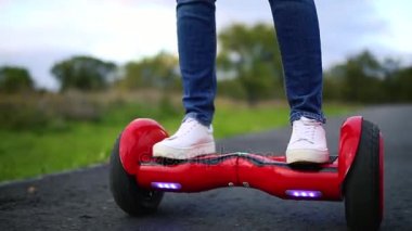 genç adam parkta Hoverboard sürme. içerik teknolojileri. yeni bir hareket. Kendini elektrik kaykay akıllı Dengeleme çift tekerlek yakın çekim