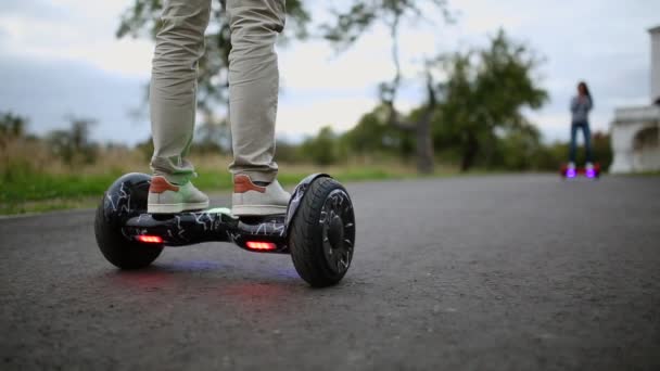 Close Up de dupla roda auto balanceamento skate elétrico inteligente — Vídeo de Stock