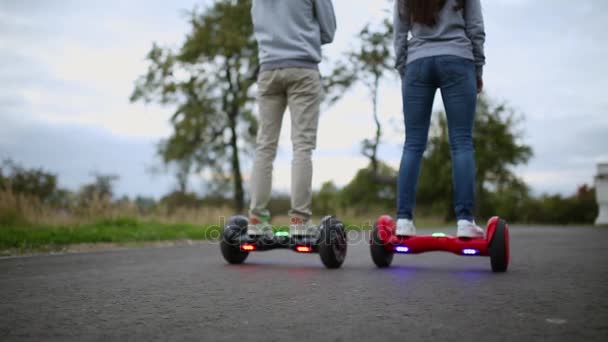 Close Up de dupla roda auto balanceamento skate elétrico inteligente — Vídeo de Stock