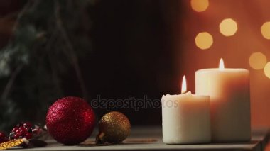 Yakın çekim. El bir genç kadın ışıklar mum Noel yakın ağaç arka plan bulanık arka plan üzerinde Noel