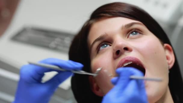 Dentista che esamina i denti dei pazienti, da vicino — Video Stock