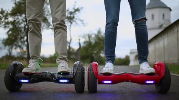 Nahaufnahme von Dual Wheel selbstausgleichendem Elektro-Skateboard Smart — Stockvideo