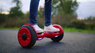 genç adam parkta Hoverboard sürme. içerik teknolojileri. yeni bir hareket. Kendini elektrik kaykay akıllı Dengeleme çift tekerlek yakın çekim
