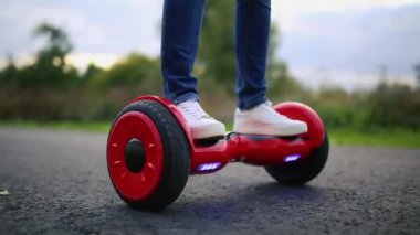 genç adam parkta Hoverboard sürme. içerik teknolojileri. yeni bir hareket. Kendini elektrik kaykay akıllı Dengeleme çift tekerlek yakın çekim