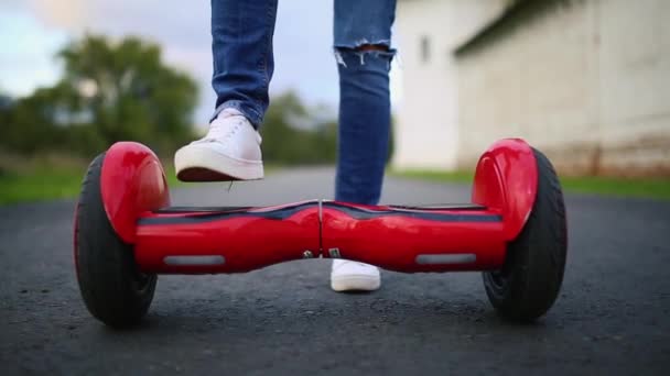 Gros plan de la planche à roulettes électrique à équilibrage automatique à double roue Smart — Video