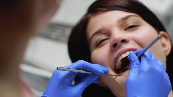 Dentista examinando pacientes dentes, de perto — Vídeo de Stock