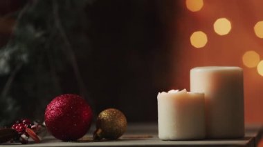 Yakın çekim. Bulanık bir Noel ağacı ışıkları arka plan üzerinde Noel mumları üfle. Mum duman