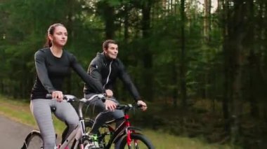 Genç çift Bisiklet park ile yaz aylarında zevk