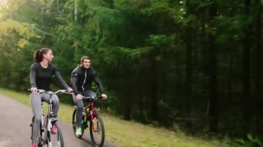 Genç çift Bisiklet park ile yaz aylarında zevk