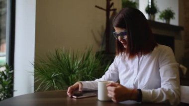 Bir güzel öğrenci kız kahve Rektör söylüyor ve bir Sms mesajı telefonda erkek arkadaşı yazıyor. İnternette bir haber satır satır. Kahve şarkı söylüyor.