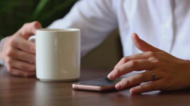 sabah kahvesini kafede karıştırma genç bir bağımsız,, güzel kadının yakın çekim.