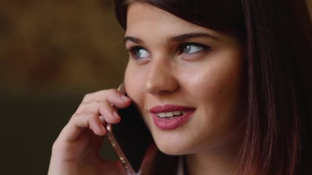 Mooie zakenvrouw praten aan de telefoon glimlachend en praten over haar reis op vakantie. Close-up. — Stockvideo
