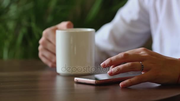 Close up van een jonge onafhankelijke,, mooie vrouw haar's ochtends koffie in Cafe mixen. — Stockvideo