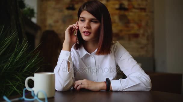Vacker affärskvinna talar i telefon ler och pratar om hennes resa på semester. Närbild. — Stockvideo