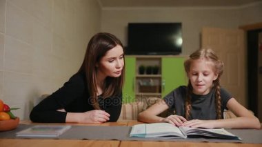Anne ve kızı bir okul ödevi yapıyor. Anne ile başa çıkmak için yardımcı olur.