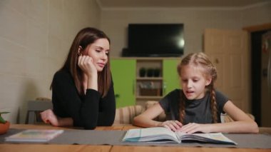 Anne ve kızı bir okul ödevi yapıyor. Anne ile başa çıkmak için yardımcı olur.