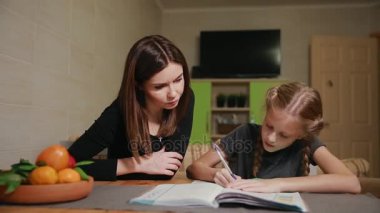 Anne ve kızı bir okul ödevi yapıyor. Anne ile başa çıkmak için yardımcı olur.