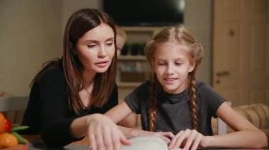 Anne ve kızı bir okul ödevi yapıyor. Anne ile başa çıkmak için yardımcı olur.