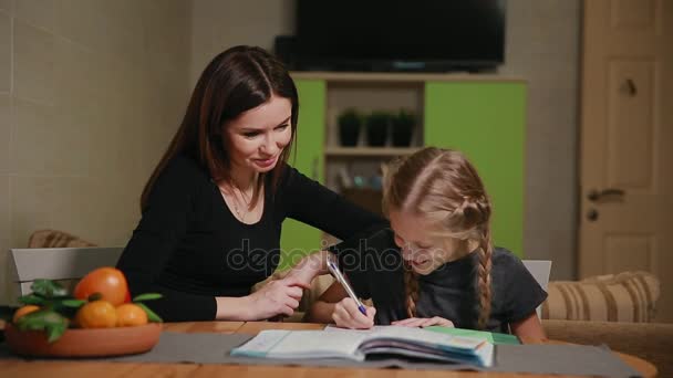 Anne ve kızı bir okul ödevi yapıyor. Anne ile başa çıkmak için yardımcı olur. — Stok video