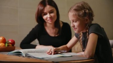 Anne ve kızı bir okul ödevi yapıyor. Anne ile başa çıkmak için yardımcı olur.