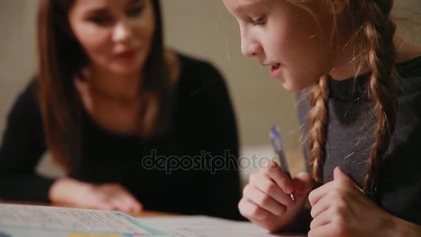 Mère et fille font leurs devoirs à l'école. Maman aide à faire face à ça . — Video