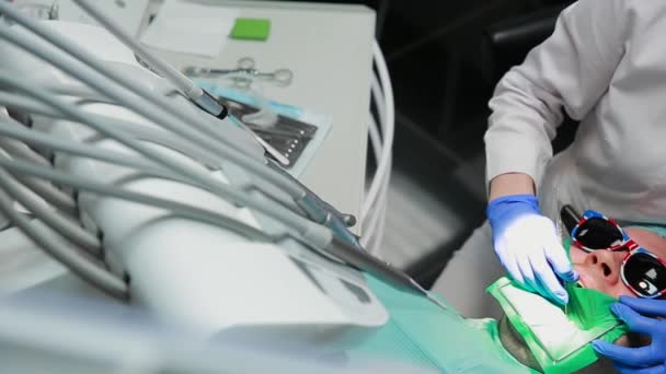 Le dentiste et l'infirmière réparent la dent d'un patient. L'utilisation de bormashenko pour percer les dents et éliminer la carie dentaire et l'étanchéité . — Video