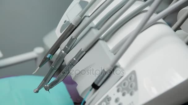 Дантист и медсестра чинят зуб пациенту. Использование бормашенко для сверления зубов и удаления кариеса и герметизации . — стоковое видео