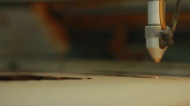 Makine lazer kesim tahta yakın kesim Sunta ve duman için görünür. Kırmızı ışın.