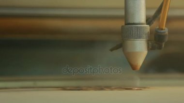 Makine lazer kesim tahta yakın kesim Sunta ve duman için görünür. Kırmızı ışın.