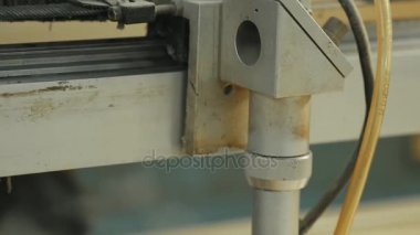 Makine lazer kesim tahta yakın kesim Sunta ve duman için görünür. Kırmızı ışın.