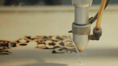 Makine lazer kesim tahta yakın kesim Sunta ve duman için görünür. Kırmızı ışın.