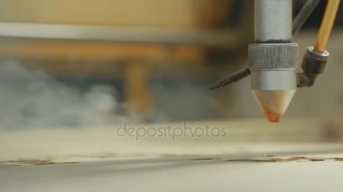 Makine lazer kesim tahta yakın kesim Sunta ve duman için görünür. Kırmızı ışın.