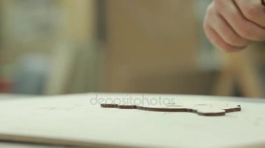 profesyonel ahşap leke ürünler leke kurumsal erkek eli Close-Up.