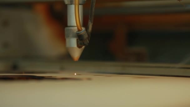 Maschine zum Laserschneiden von Holz Close-up schneidet Spanplatten und der Rauch erscheint. der rote Balken. — Stockvideo