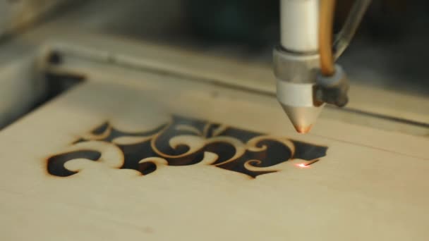 Machine voor laser snijden hout dicht bezuinigingen spaanplaat en de rook wordt weergegeven. De rode balk. — Stockvideo