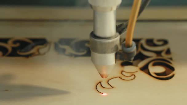 Máquina para corte por láser de madera de cerca corta aglomerado y aparece el humo. La viga roja . — Vídeo de stock