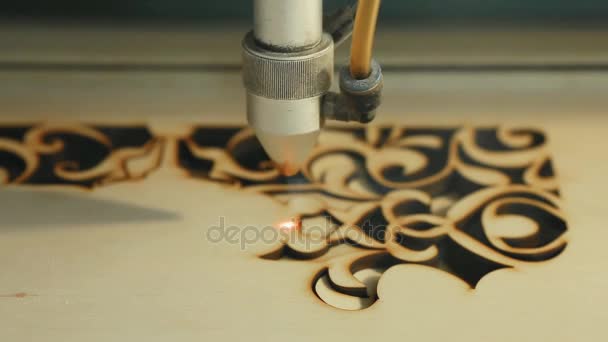 Máquina para corte por láser de madera de cerca corta aglomerado y aparece el humo. La viga roja . — Vídeo de stock