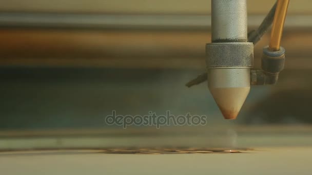 Maschine zum Laserschneiden von Holz Close-up schneidet Spanplatten und der Rauch erscheint. der rote Balken. — Stockvideo