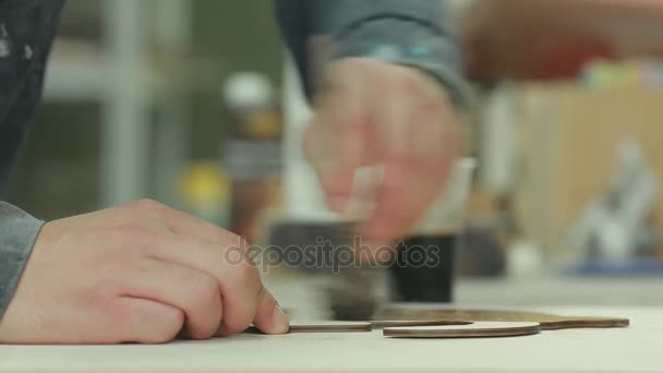 Close-up van mannenhand van een professionele hout vlek producten vlek in de onderneming. — Stockvideo