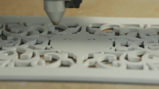 Lose-up, una macchina per l'incisione laser di un disegno su un pezzo di legno . — Video Stock
