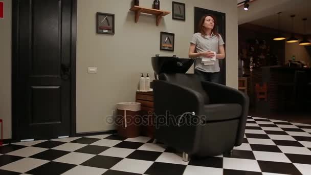 Uma mulher lava o cabelo no barbeiro barbudo com xampu e condicionador. Lave a água do shampoo . — Vídeo de Stock