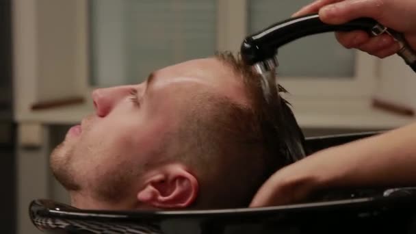 여자가 발사가 게 수염 남자 샴푸와 컨디셔너에에서 그녀의 머리를 씻어. 샴푸 물에 씻어. — 비디오