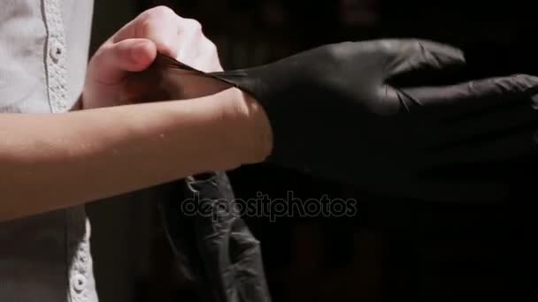 Perder-se, a mulher usa luvas em suas mãos preto . — Vídeo de Stock