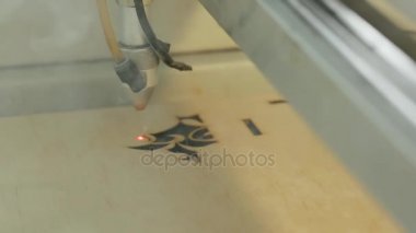 Makine lazer kesim tahta yakın kesim Sunta ve duman için görünür. Kırmızı ışın.